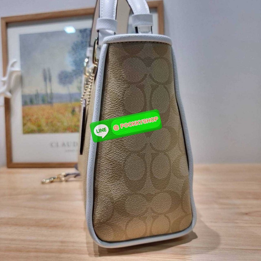 กระเป๋าถือ/สะพายรุ่นยอดนิยม ดีไซน์คงความคลาสสิค แฝงความหรูด้วยอะไหล่สีทอง หูจับในตัวสะดวกใช้งาน ปากกระเป๋ามีซิปปิดกันหล่นแน่นหนา ใต้กระเป๋ายังมีหมุดรองถนอมกระเป๋าอีกด้วย มีสายสะพายข้างให้ ถอดออกได้ ปรับได้ตามต้องการ ภายในโล่งกว้าง มีทั้งช่องซิปและช่องย่อย