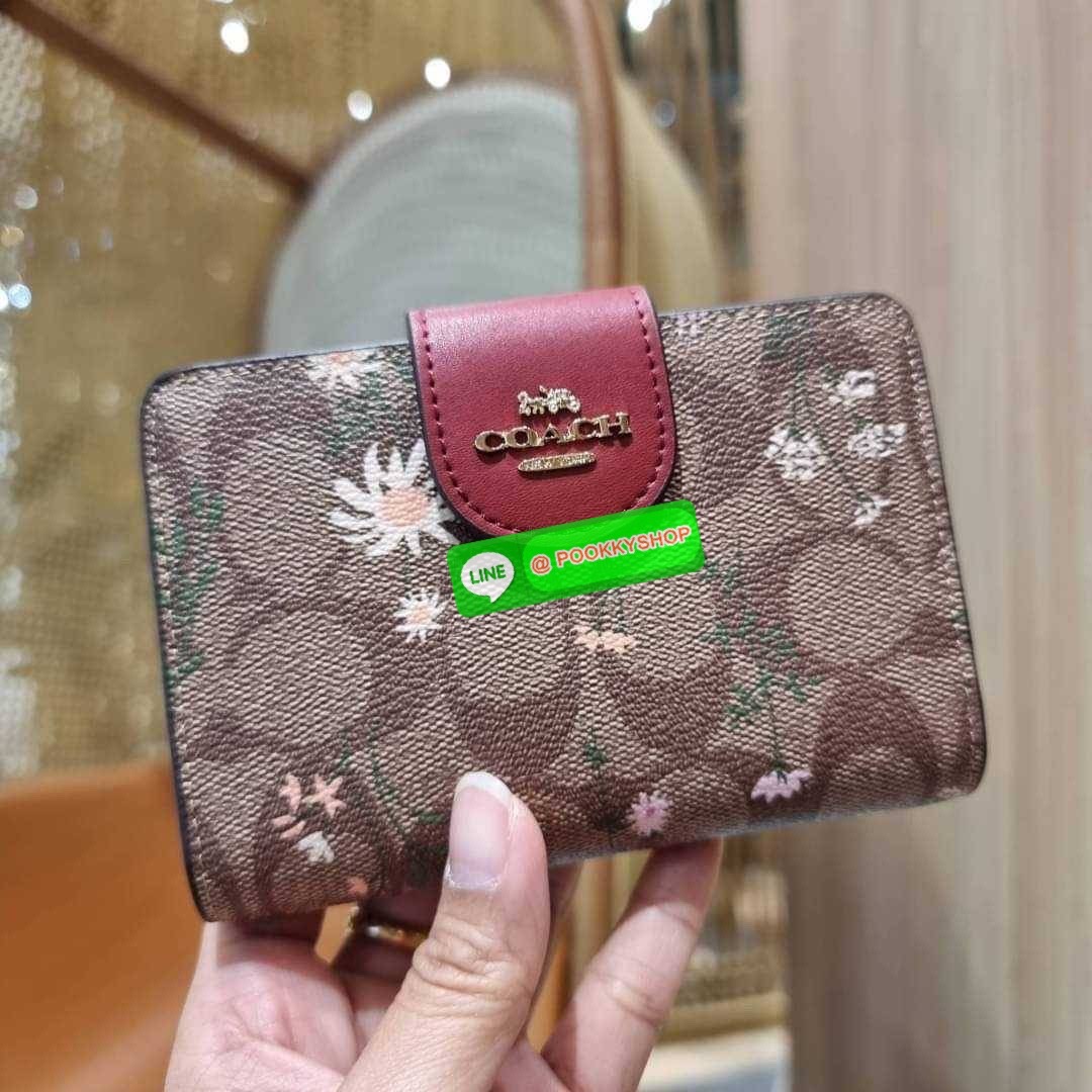 COACH C8730 MEDIUM CORNER ZIP WALLET IN SIGNATURE CANVAS WITH WILDFLOWER PRINT คอลเลคชั่นใหม่ กระเป๋าสตางค์ใบกลาง ดีไซน์ใหม่ สุดหรู คละลายพริ้นท์เต็มใบ น่าใช้ไปอีก วัสดุหนังแคนวาสเคลือบลาย ภายในมีช่องใส่บัตร ใส่ธนบัตรได้ครบ และมีช่องซิปแยก ใบจริงสวยมากๆ แ