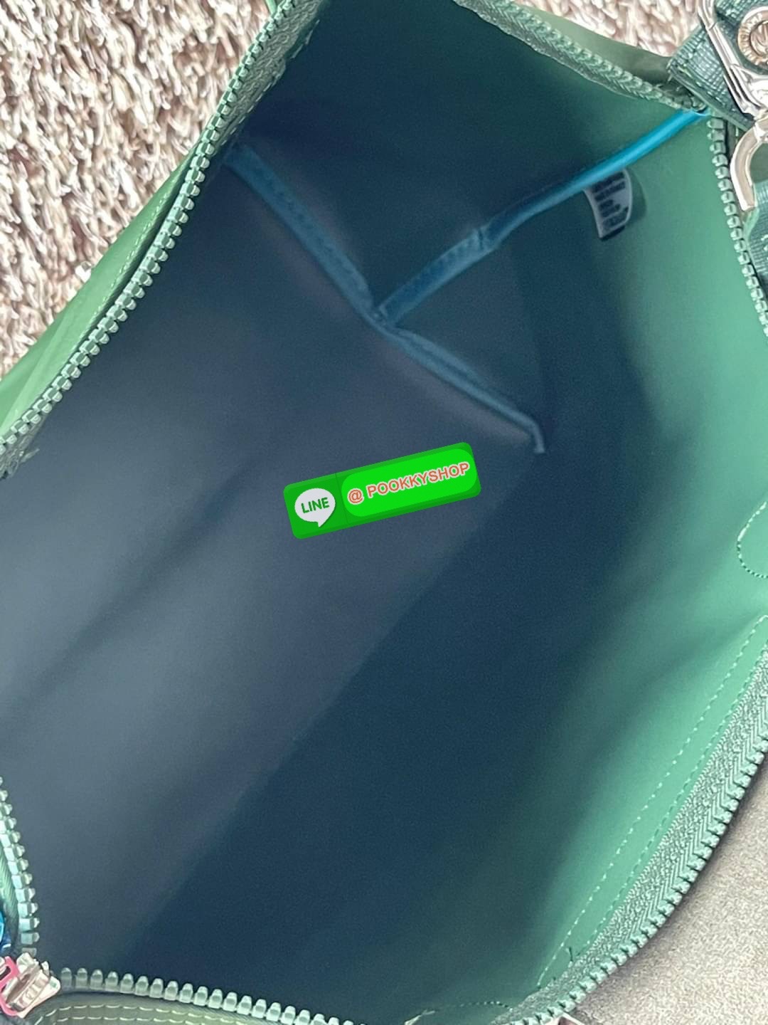 Longchamp Le Pliage Neo Size M มาพบกับกระเป๋ารุ่นยอดนิยม ที่สาวๆ ต้องมีไว้เก็บไว้สักใบ กระเป๋าโท้ทใบนี้ มาพร้อมกับสีที่มีสไตล์เรียบง่าย มีสายสะพายยาวช่วยให้คุณสามารถสะพายไหล่ได้อย่างสบาย ในขณะที่ที่ปิดแบบซิปช่วยให้คุณมั่นใจได้ว่าของด้านในมีความปลอดภัย Le