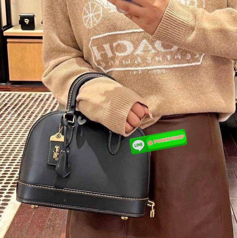 COACH CC411 REVEL BAG ใหม่ล่าสุด พร้อมสวยก่อนใคร กับกระเป๋าทรงโดมรุ่นใหม่ ที่สาวๆอดใจไม่ไหวแน่นอน สวยครบเครื่อง เกินต้านที่สุด รูปทรงคลาสสิค วัสดุหนังแท้เต็มใบ มือจับในตัว เลิศๆกับกุญแจที่ล็อคกันขโมยได้ เปิด-ปิดด้วยซิป ภายในโล่งกว้าง มีสายสะพายครอสบอดี้มา