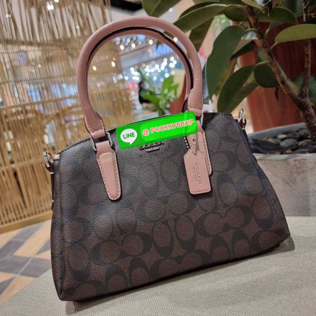 COACH F29434 MINI SAGE CARRYALL IN SIGNATURE CANVAS รุ่นยอดฮิต!! ที่สุดของกระเป๋าสะพายขายดี ต้องทรงถังมินิรุ่นนี้ วัสดุหนังแคนวาสเคลือบลาย สวย คลาสสิค มาพร้อมสายสะพายข้างและหูหิ้วในตัว ถอดออกถือคล้องแขนเก๋ๆ หรูๆยังได้ ภายในเป็นช่องโล่ง แบ่งสัดส่วนอย่างดี