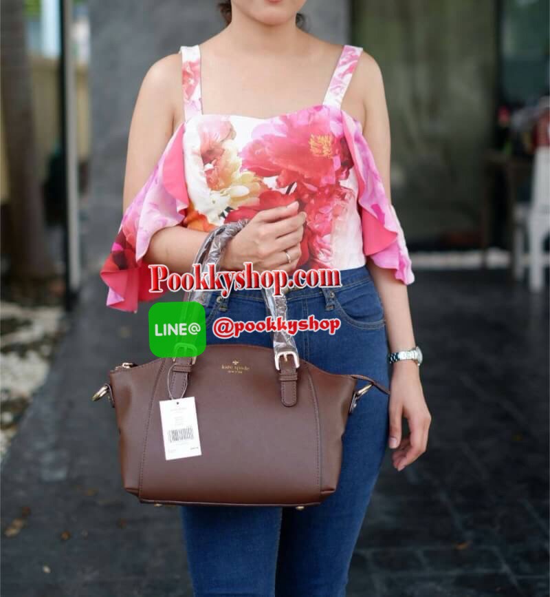 KATE SPADE NEW YORK กระเป๋าถือหรือสะพาย หนัง safiano ทรงพัดหูยาว เปิดปิดด้วยซิปสะดวกใช้ หูหิ้ว สามารถปรับความยาวได้ 3 ระดับ สามารถสะพายไหล่ได้เลยค่ะ ภายในบุผ้าลายแบรนด์ มีช่องด้านใน ใส่ของจุกจิก และช่องใส่ซิป มาพร้อมสายสะพายยาวปรับด้ 5 ระดับ สามารถสะพายไห