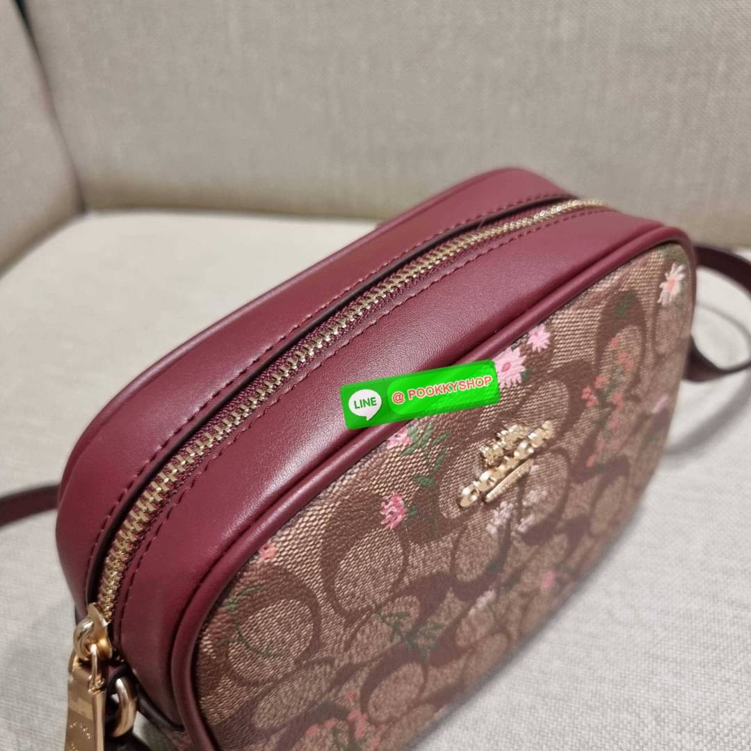 COACH CA719 MINI JAMIE CAMERA BAG IN SIGNATURE CANVAS WITH WILDFLOWER PRINT กระเป๋าสะพายข้าง สวยอยู่ทรง รอบนี้มาในไซน์มินิ ขนาดกำลังดี ดีไซน์น่ารักน่าใช้ ด้วยลายพริ้นท์คละรอบใบ วัสดุหนังแคนวาสเคลือบลาย เปิด-ปิดด้วยซิป ใช้งานสะดวก ภายในเป็นช่องโล่ง พกพาของ