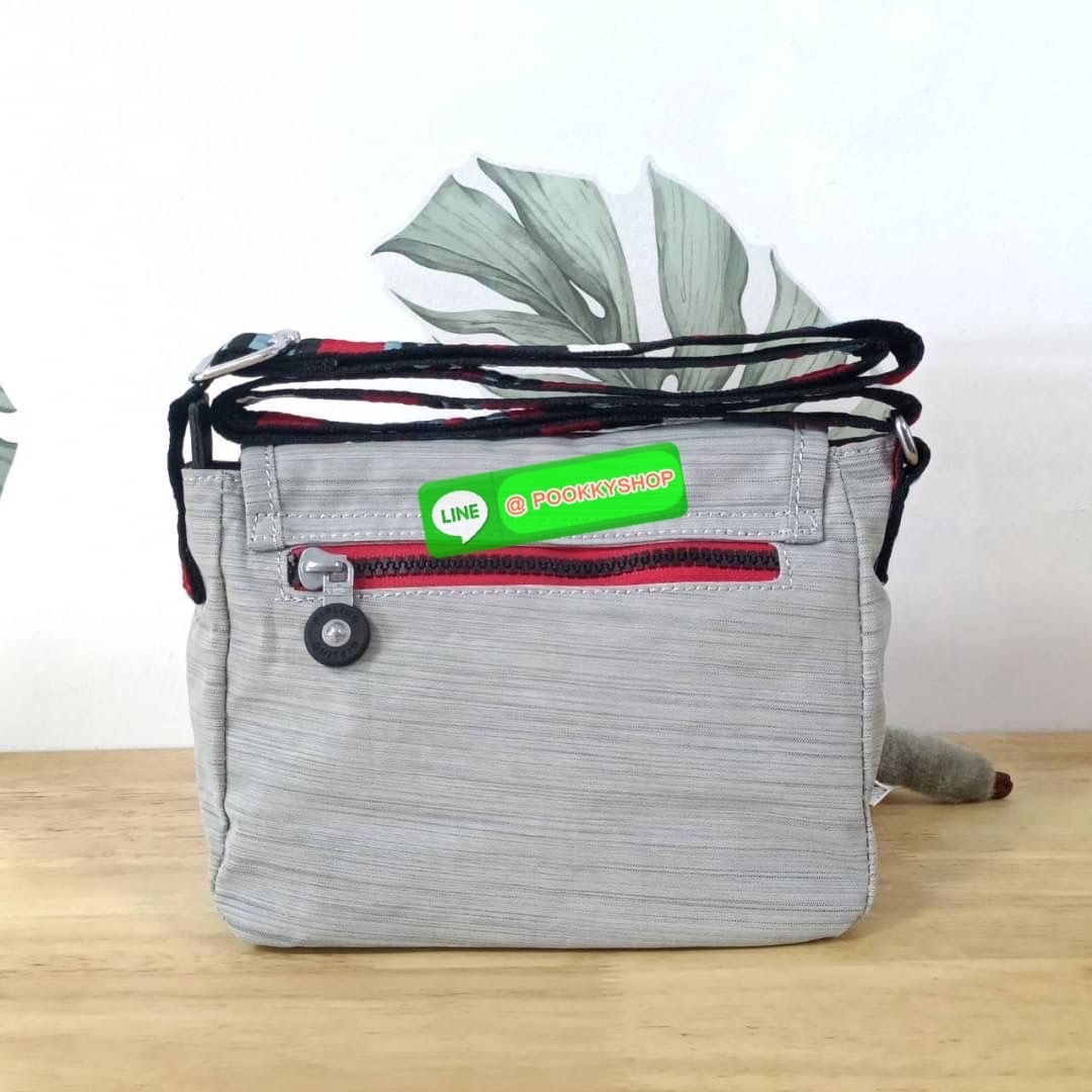 KIPLING SABIAN CROSSBODY MINI BAG กระเป๋าสะพายข้าง วัสดุ Nylon & Polyester 100% ขนาดเล็กกำลังน่ารัก เปิด-ปิดด้วยฝาปิดกระดุมแม่เหล็กและซิปแบรนด์ ด้านในทีแท็กแบรนด์