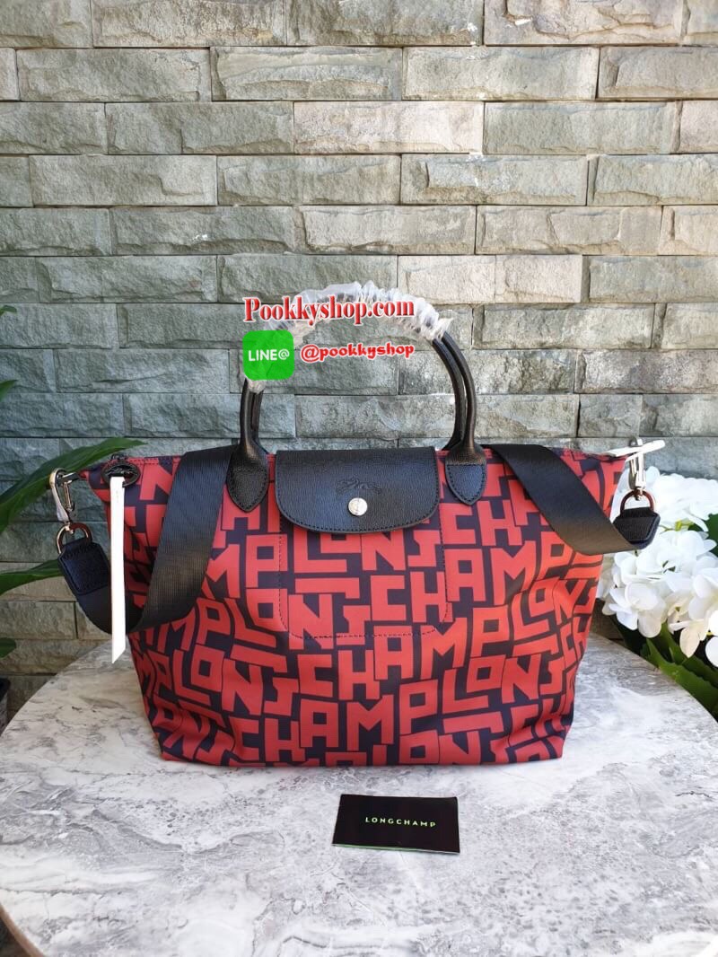 LE PLIAGE LGP TOP HANDLE BAG M รายละเอียด • วัสดุ: ผ้าใบ • อะไหล่: นิกเกิล • ตัวกระเป๋า: ผ้าใบโพลีอะไมด์เคลือบด้านใน • ตกแต่ง: หนังวัว รายละเอียดภายนอก • การปิด: ซิปและกระดุมสแน๊ป • สายสะพาย: ถอดออกได้ • ช่อง: 1 รายละเอียดภายใน • ช่องใส่ของ: 1 • จุของได้เ