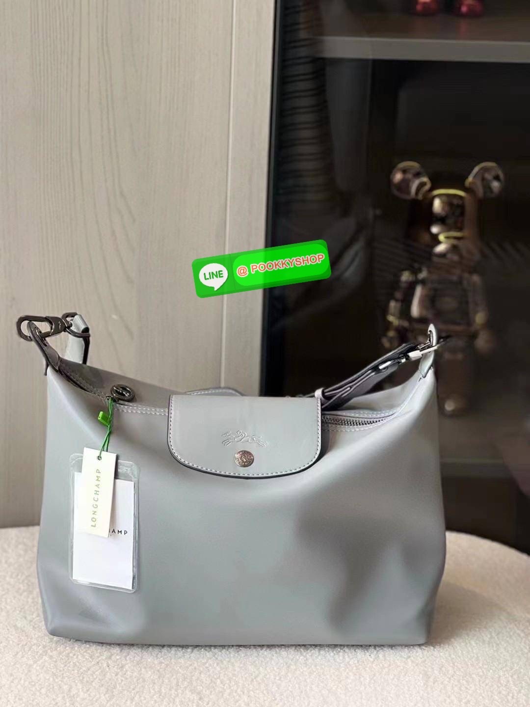 LONGCHAM LE PLIAGE XTRA Hobo bag M กระเป๋าสะพายไหล่ HOBO ออกแบบเพื่อให้ดูเรียบหรูหรา มีความสง่า รูปทรงเก๋ไก๋ วัสดุหนังแกะนิ่มมือ สายสะพายไหล่ปรับระดับได้และถอดออกถือได้ เปิด- ปิด ด้วย ซิป ภายใน ช่องโล่งกว้าง มีช่องซิปแยก ใบใหญ่สามารถใส่ของได้เยอะคะ