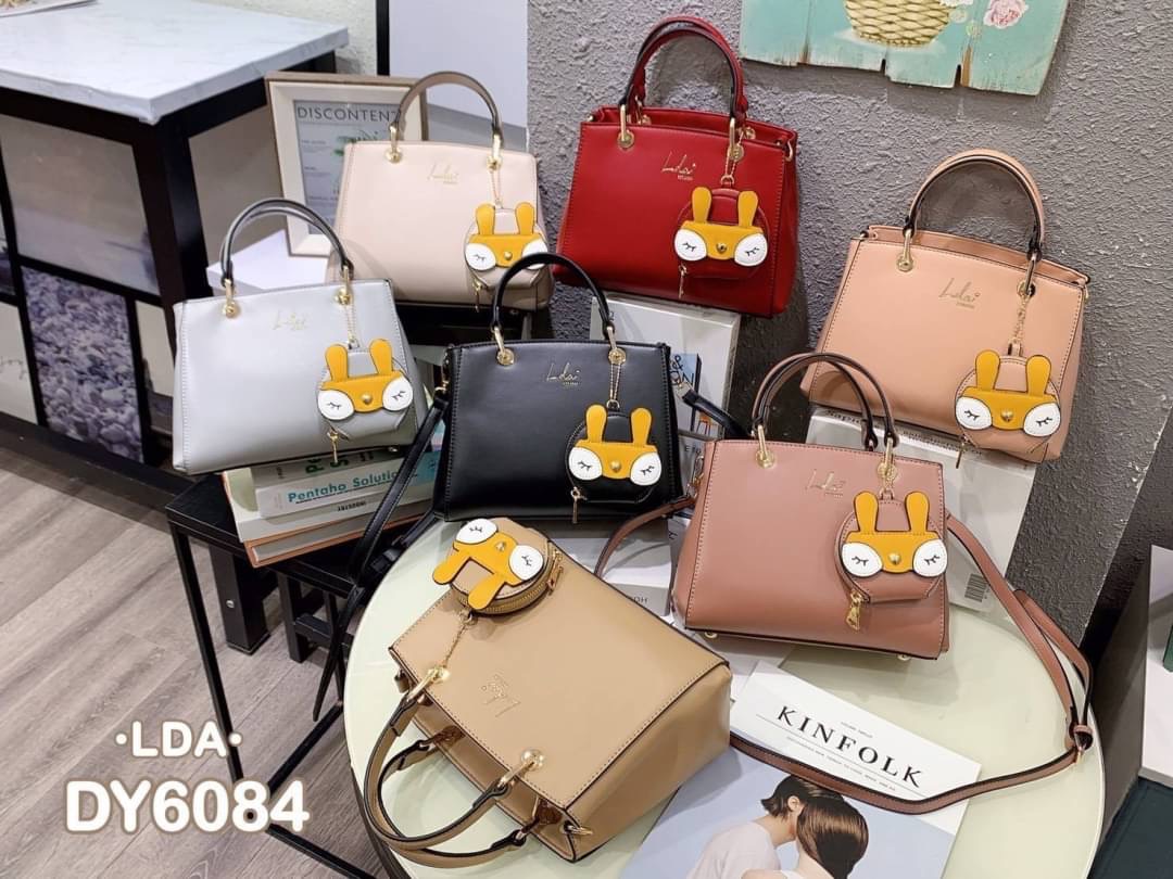พร้อมส่ง!!! กระเป๋าสะพายแบรนด์ LDA ของแท้💯 📝ลดา รุ่นใหม่ล่าสุด สวยมาก ใบใหญ่ หนังเรียบหรูดูดี สีสวยทุกสีค่ะ อะไหล่ทองปั๊มทุกจุด ตรงกลางติดโลโก้แบรนด์ ดีไซน์สวยแบบทันสมัย หูจับแข็งแรงทนทาน งานถือได้สะพายข้างได้ ซับในปั๊ม แบ่งเป็น 2 ช่องใหญ่