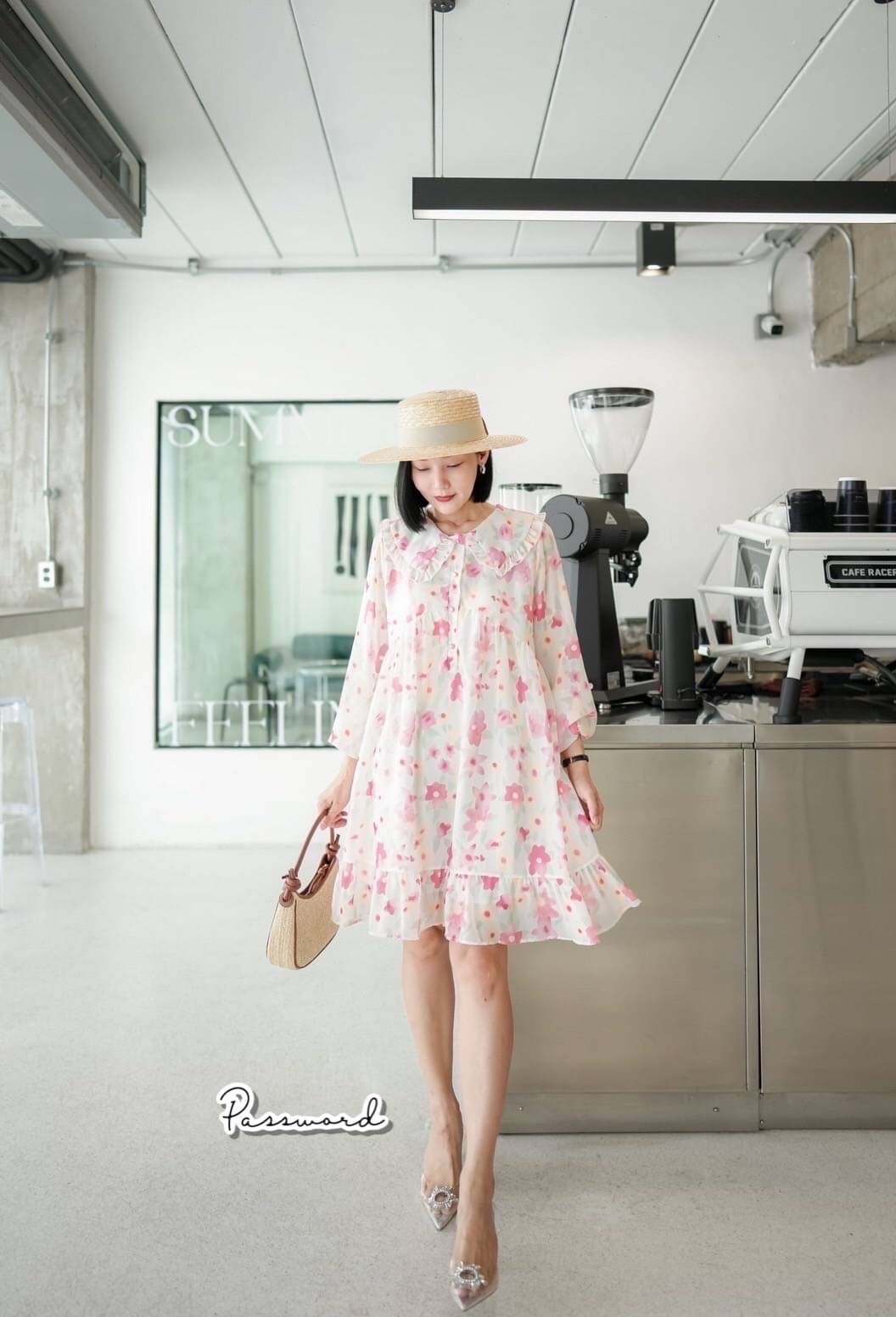 เดรสลายดอกไม้ ผาชีฟองนุ่มๆ คอปกระบาย ลายพาสเทลน่ารักมากค่า มีซับในนะคะ ใส่หน้าร้อนเย็นสบายชิล ๆ ค่ะ