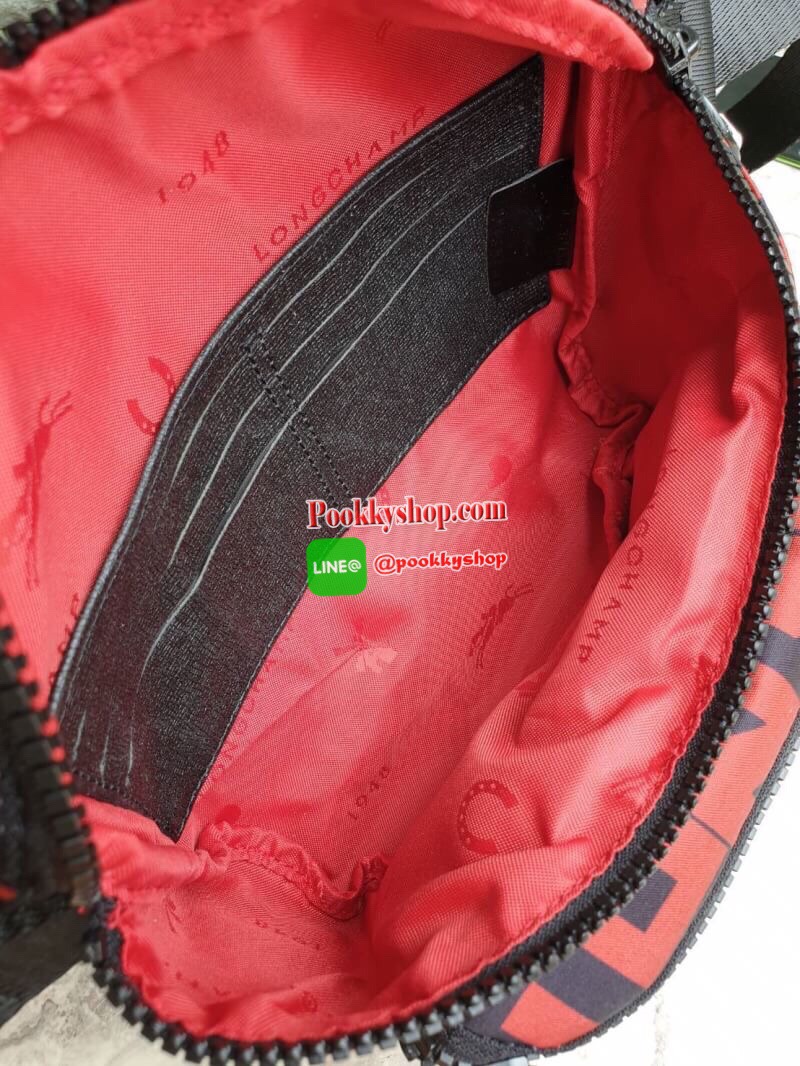 Longchamp Le Pliage Graphic Nylon Belt Bag กระเป๋า คาดอก / คาดเอว ลายกราฟฟิก วัสดุเนื้อผ้า Nylon Canvas เคลือบกันนำ้ ตัดด้วยหนังแท้ที่มีน้ำหนักเบา มี 2 ช่องซิปสะดวกใช้ ดีไซน์เรียบง่ายแต่เต็มไปด้วยความคลาสสิก ที่จับหัวซิปปั้มแบรนด์ จุของได้เยอะ ใบนี้แนะนำเ