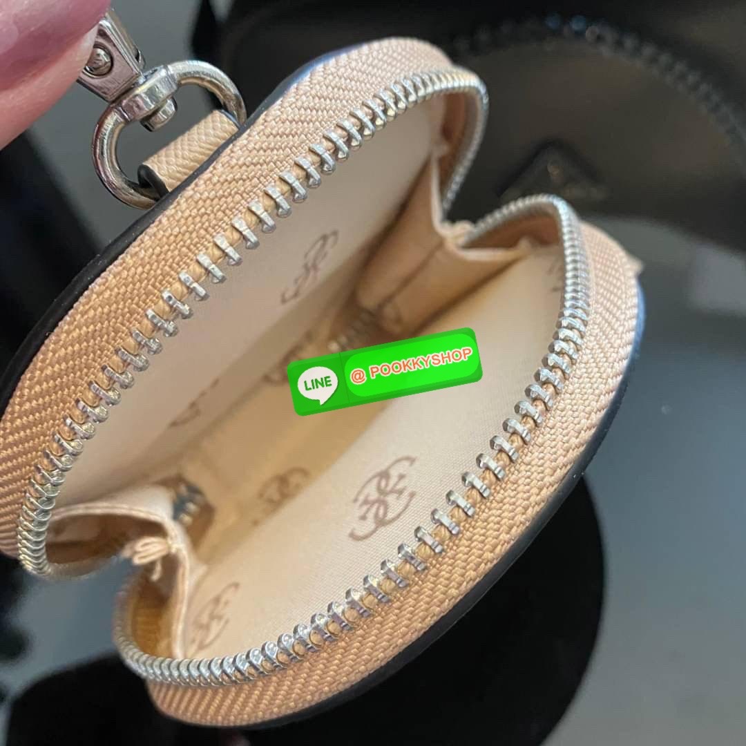 รุ่นใหม่ล่าสุด GUESS SHOULDER BAG ซื้อ1ได้ถึง2ไอเท็ม กระเป๋าพอชรูปทรงสวย เปิด-ปิดด้วยซิปด้านในโล่งกว้างมีช่องซิปใส่ของจุกจิก เพิ่มความน่ารักด้วย กระเป๋าใส่เหรียญใบเล็กทรงกลม เฝสามารถถอดใช้แยกได้ มาพร้อมสายโซ่สะพายไหล่ และสายสะพายยาวสามารถปรับระดับได้ฟรีไซ