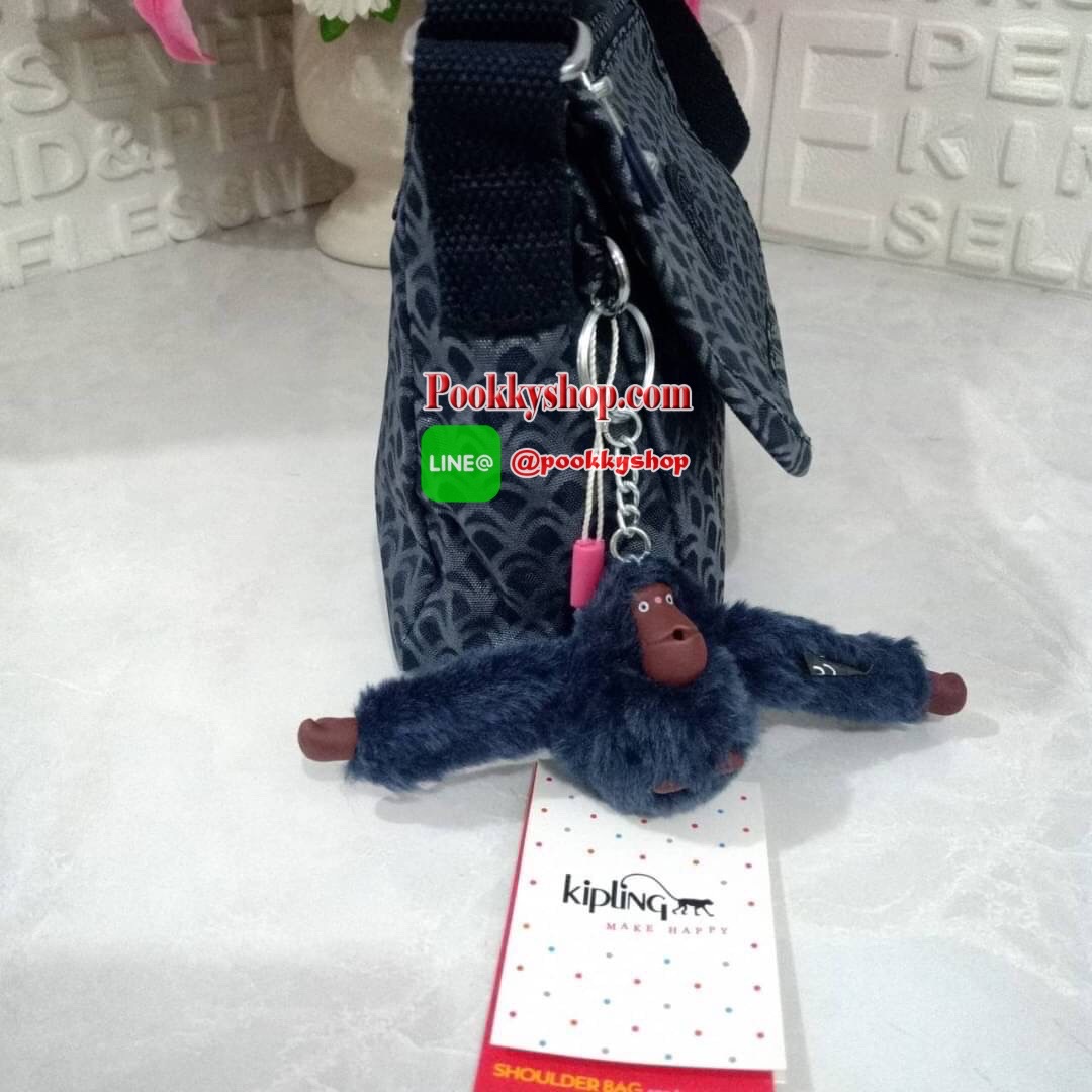 KIPLING SABIAN CROSSBODY MINI BAG กระเป๋าสะพายข้าง วัสดุ Nylon&Polyester 100% ขนาดเล็กกำลังน่ารัก เปิด-ปิดด้วยฝาปิดกระดุมแม่เหล็กและซิปแบรนด์ ด้านในทีแท็กแบรนด์ -ด้านหน้าฝาบนมี1ช่อง ขนาดตามโค้งฝาหน้า -ด้านหลังมีอีก 1 ช่องลึกถึงฐาน -ด้านในมี 1 ช่องหลัก เปิ