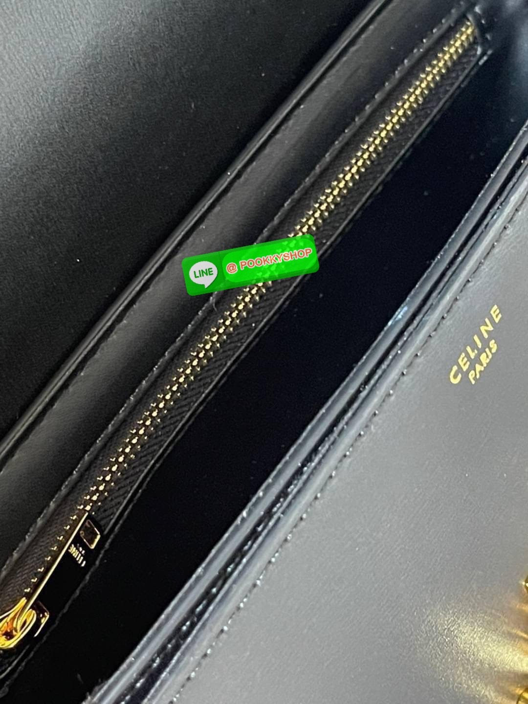 💕Celine MEDIUM TRIOMPHE BAG IN SHINY มีรูปทรงเป็นกล่องคล้ายกับกระเป๋า Classic Box แต่มีการออกแบบโลโก้ที่สะดุดตาแบบวินเทจ ด้วยดีไซน์ที่ดูโฉบเฉี่ยว แต่คงความคลาสสิคอย่างเต็มเปี่ยม ทำให้เป็นที่ดึงดูดความสนใจของสาวๆ สายสะพายสามารถปรับระดับได้ มีความคล