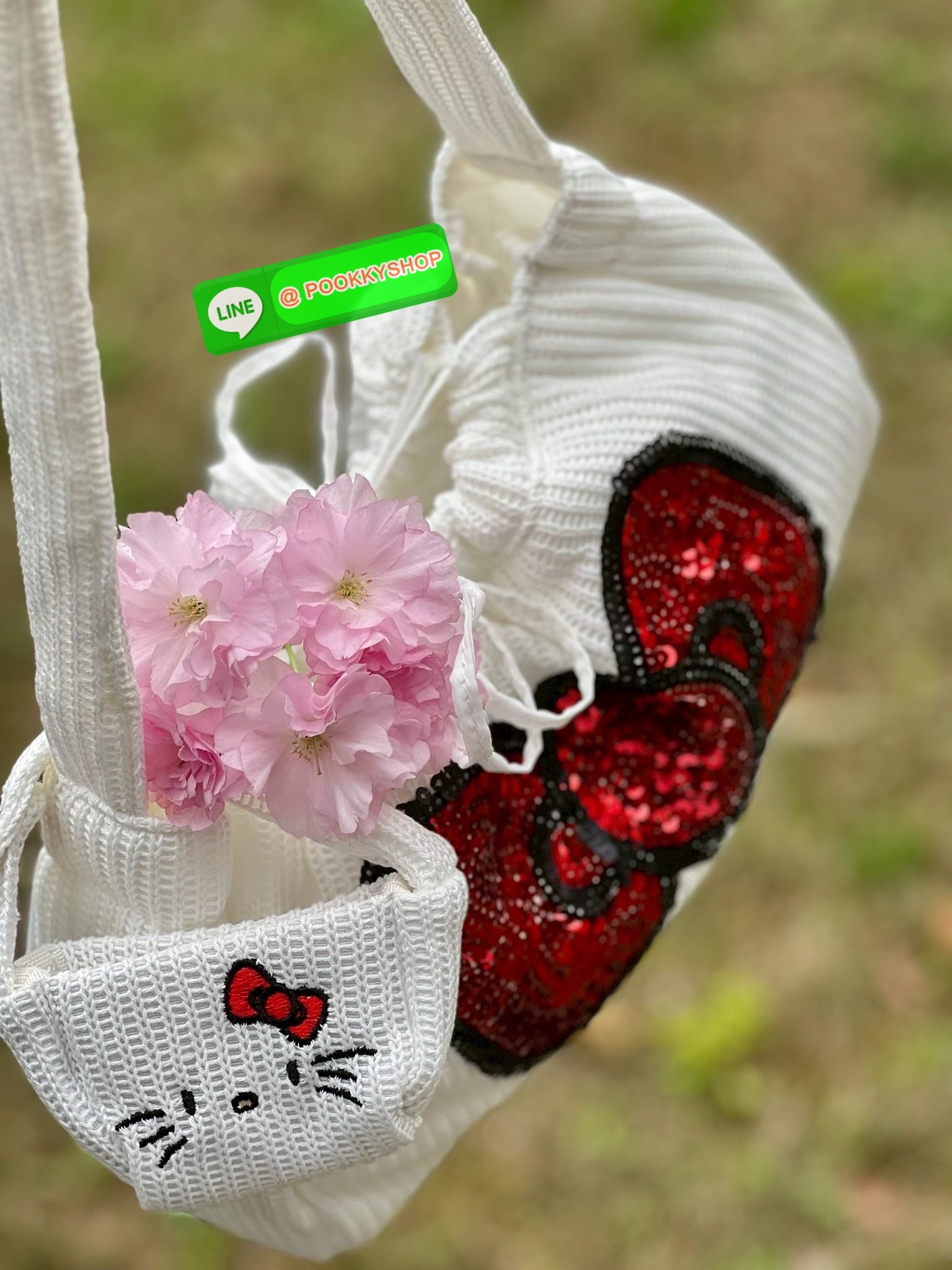 **สินค้าเข้าใหม่** New New New LIMITED EDITION GENTLEWOMAN X HELLO KITTY KNIT BAG มาพร้อมกระเป๋าใบลูกถักKitty ห้อยน่ารักๆด้วยหนึ่งใบ 🔖สินค้าพร้อมส่ง! น้องน่ารักไม่ไหวสำหรับรุ่นนี้ วัสดุผ้าKnitทั้งใบ สวยงามมากๆ ด้านหน้าเป็นกริตเตอร์สีแดงสวยโดดเด่นเ