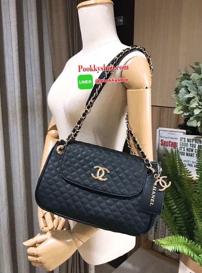 ห้ามพลาด! New! Chanel Shoulder Bag With Chain VIP Gift With Purchase (GWP) รุ่น Limited พรีเมี่ยมกิ้ฟ Chanel Perfume Counter ขนาดกำลังดีน้ำหนักเบา วัสดุหนังลายตารางเปิดปิดด้วยฝาปิดกระดุมแม่เหล็กด้านหน้ามีโลโก้แบรนด์ ประดับTagหนังดูมีดีเทล อะไหล่แบรนด์รอบใ
