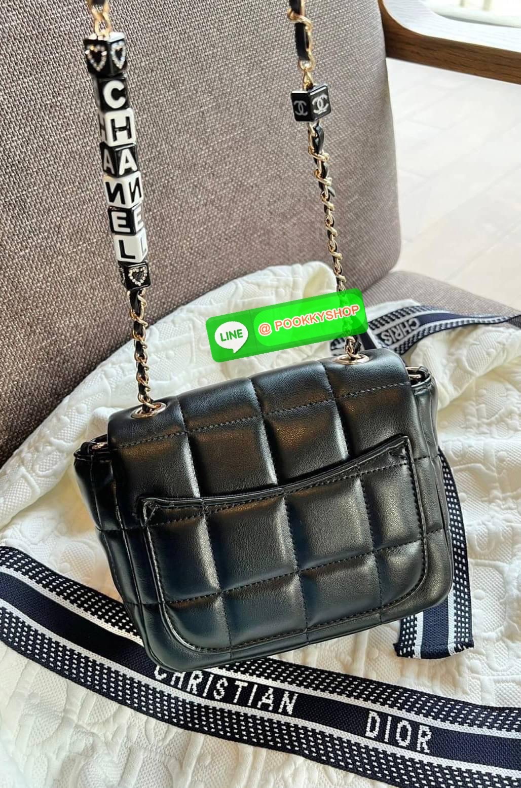 CHANEL SHOULDER BAG WITH CHAIN BAG ((Chanel vip gift make up ตปท.)) 🎁พร้อมส่ง! รุ่นนึ้จะใช้เองหรือซื้อฝากเพื่อนๆ ก็ถูกใจผู้รับเลยค่า หนังแกะสังเคราะห์ หนังดีมีความนิ่มและเงาในตัว สัมผัสคือหลงรักแน่นอนค่ะ🤩 โดดเด่นด้วยสายสะพายร้อยลูกเต๋ามีตั