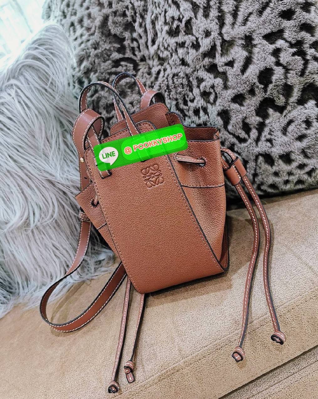 ✴️ห้ามพลาด!✴️LOEWE HANDLE & SHOULDER BAG GIFT WITH PURCHASE (GWP) กระเป๋าถือหรือสะพายหนังแท้พรีเมี่ยมกิ๊ฟ Limited จาก LOEWE PERFUME DUTYFREE รุ่น Rare items สุดๆวัสดุหนังแท้ Calfskin หนังสวยดีไซน์คงเอกลักษณ์แบรนด์ สามารถปรับใช้ได้หลายทรงด้าน