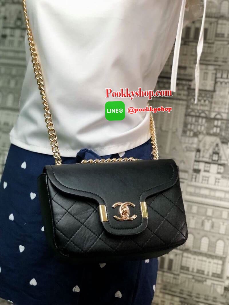 Chanel อเนกประสงค์ รุ่น Limited edition วัสดุหนังแกะเรียบขนาดเล็กกะทัดรัดน้ำหนักเบามีช่องใส่ของจุกจิกเปิดปิดด้วยฝาปิดกระดุม และซิป มีช่องใส่บัตร ช่องซิป ใส่กระเป๋าสตางค์ใบกลางได้ค่ะตัวจริงสวยมากๆถูกใจรีบจองนะคะใส่มือถือได้ทุกรุ่นสายสะพายยาวคู่สะพายได้สองแ