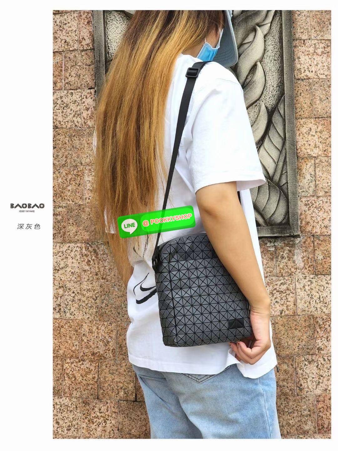 Bao bao issey miyake VOYAGER Shoulder Bag กระเป๋าสะพายข้างใบนี้มีสายสะพายปรับระดับได้ มีซิปเปิดปิดด้านบน และช่องแบบเปิดด้านใน ช่องกระเป๋าด้านนอกปิดด้วยปุ่มแม่เหล็ก มีขนาดที่สะดวกสำหรับเก็บสิ่งของจำเป็นทั้งหมดของคุณ VOYAGER คือเพื่อนร่วมเดินทางที่สมบูรณ์แบ