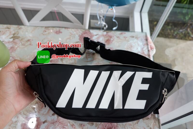 Brand : Nike กระเป๋าคาดเอว สะพายข้างใบใหญ่ เก็บของได้เยอะ ภายนอกมี2 ซิป ภายใน มีซิปเล็กไว้เก็บของ สายสะพายปรับได้ ใส่ได้ทั้งผู้หญิง และ ผู้ชาย