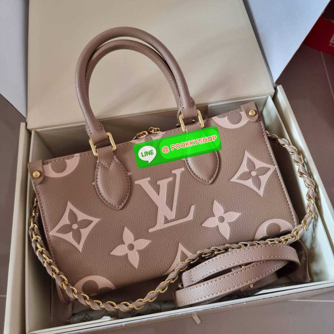 🔆 Model LV on the go east west 🔆 Details ใหม่ล่าสุด ดีไซน์กะทัดรัด กับกระเป๋าทรงโท้ทที่ใครเห็นต้องเป็นคลั่งรัก ยอดฮิต คลาสสิค ผู้ดี หรูหราได้ทุกลุค ทุกสไตล์ มาพร้อมหูจับในตัว คล้องแขน คล้องไหล่ก็ดูแพง หรือจะเกี่ยวสายครอสสะพายข้างก็อัพลุคได