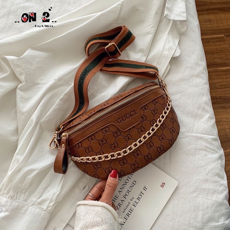 กระเป๋าสะพายข้างได้ คาดอกได้ วัสดุตัวกระเป๋าทำจากหนังแคนวาสลายgd อะหลั่ยสีทอง กระเป๋าเป็นปากซิปมาพร้อมสายสั้นเป็นสายโซ่สีทอง สายยาวเป็นสายแฟชั่นลายตามรูป