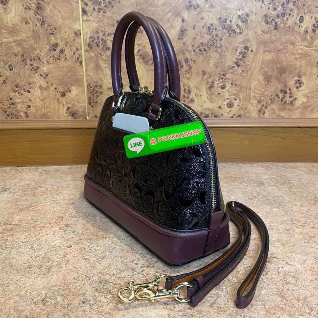 Coach MINI SIERRA SATCHEL IN SIGNATURE DEBOSSED PATENT LEATHER (COACH F55450) หนังกรวดและหนังสิทธิบัตร ด้านในมีซิปและกระเป๋าเอนกประสงค์ ปิดด้วยซิป ซับในด้วยผ้า หูหิ้วพร้อมสายสะพายยาว 3 1/2" สายสะพายถอดได้ขนาด 21 1/2" สำหรับสะพายไหล่หรือสะพายครอส