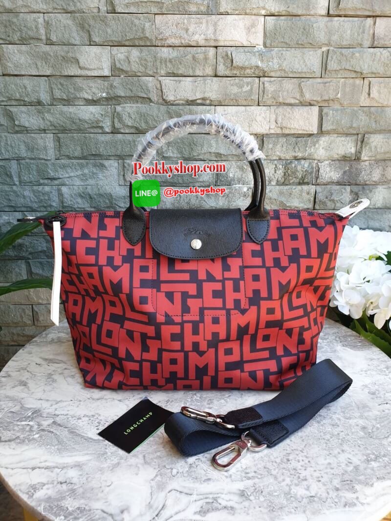 LE PLIAGE LGP TOP HANDLE BAG M รายละเอียด • วัสดุ: ผ้าใบ • อะไหล่: นิกเกิล • ตัวกระเป๋า: ผ้าใบโพลีอะไมด์เคลือบด้านใน • ตกแต่ง: หนังวัว รายละเอียดภายนอก • การปิด: ซิปและกระดุมสแน๊ป • สายสะพาย: ถอดออกได้ • ช่อง: 1 รายละเอียดภายใน • ช่องใส่ของ: 1 • จุของได้เ