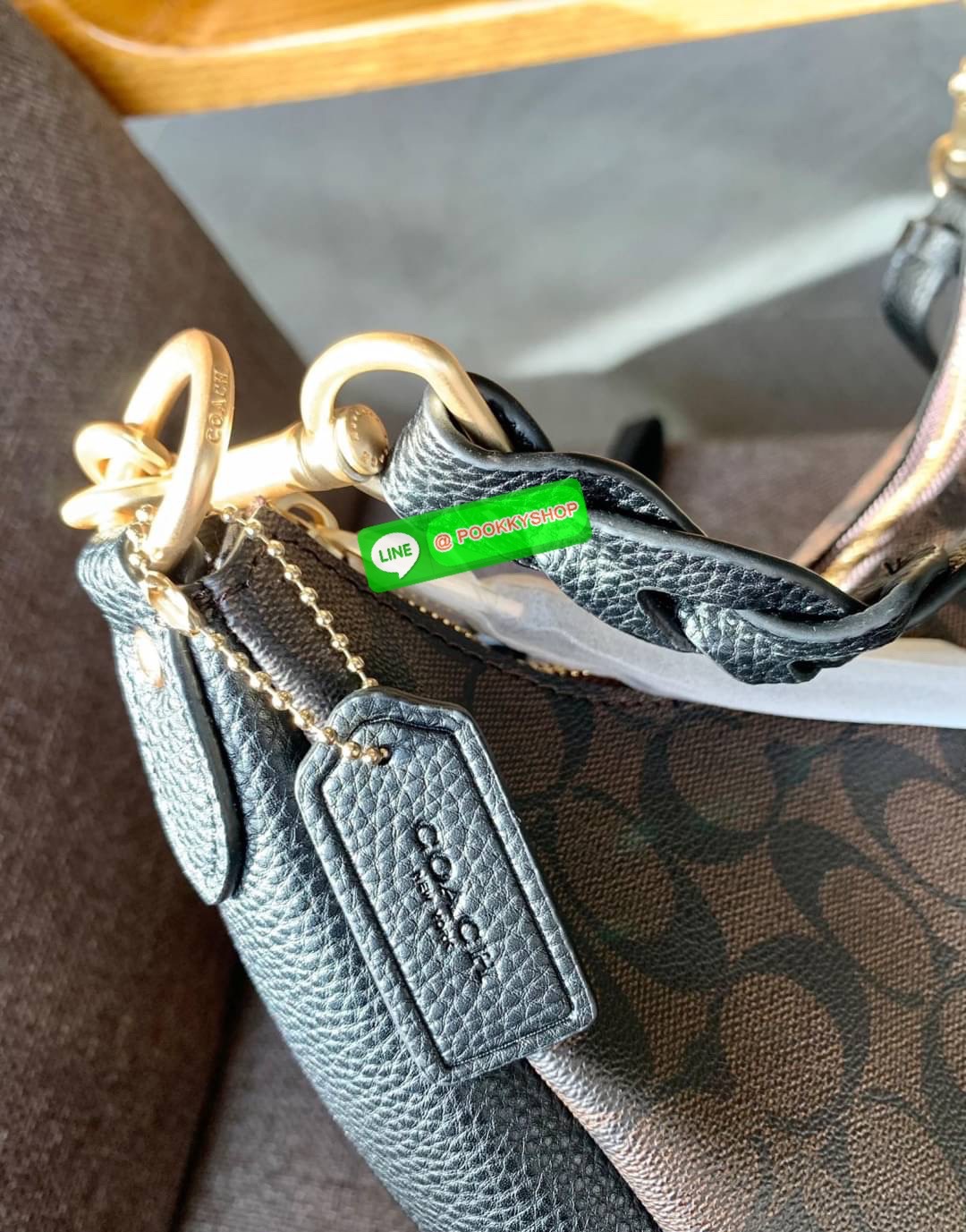 COACH JULES HOBO BAG ((C9189//9190)) 🌍พร้อมส่งที่ไทย! ต้องบอกก่อนว่าหนังรุ่นนี้อย่างดี นิ่มมากๆ สัมผัสแล้วรู้สึกละมุน กับกระเป๋าใบใหญ่ ทรงสวย เปิดปิดกระเป๋าแบบซิปมีหนังห้อยเพิ่มความเก๋ตรงหัวซิปค่ะ ภายในกระเป๋ากว้างมาก ใส่สัมภาระได้ครบครัน หายห่วงเ