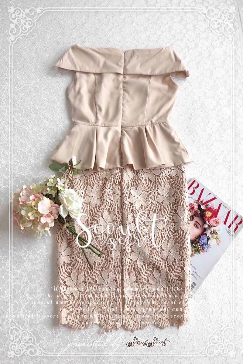 By SEOUL SECRET Seoul Secret Say'...Minidress Lace Design expensive Cream coler Material : งานมินิเดรสสวยหรูดูไฮคลาสมากคะ ดีไซน์มีระดับด้วยลูกเล่นเป็นเดรสทรงเปิดไหล่ งาน Cuttingเป็นผ้าเย็บซ้อนพับลงมาช่วงอกนะคะ ทรงแขนกุด เนื้อผ้าด้านนอกเป็นผ้าเรียบๆไม
