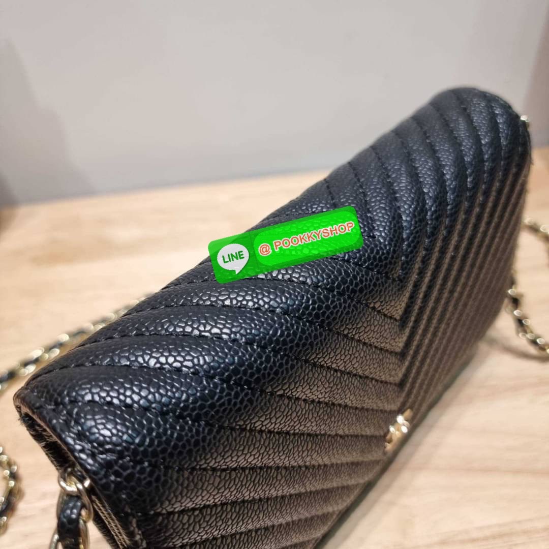 RESTOCK!! ลายวียอดฮิต Premium for gift จากแบรนด์ Chanel กระเป๋าสะพายข้างหนังลายคาร์เวีย มาพร้อมโซ่สะพายในตัว (ถอดออกไม่ได้) อะไหล่ทองเรียบหรู ดูผู้ดี้ ผู้ดี!! เปิด-ปิดกระเป๋าด้วยกระดุมแม่เหล็ก ภายในกระเป๋าเป็นช่องโล่ง มีช่องแยก 1 ช่อง ช่องซิปกลางอีกช่อง ส