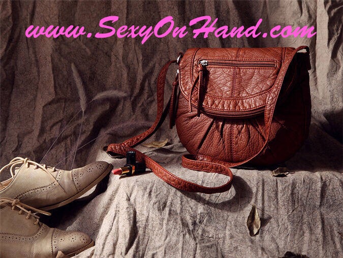 กระเป๋าสะพายข้าง กระเป๋า BRand AEROPOSTALE เนื้อนุ่ม ลื่น สีน้ำตาล สายปรับระดับได้คะ สินค้าหลุดโรงงาน จำนวนจำกัดคะ