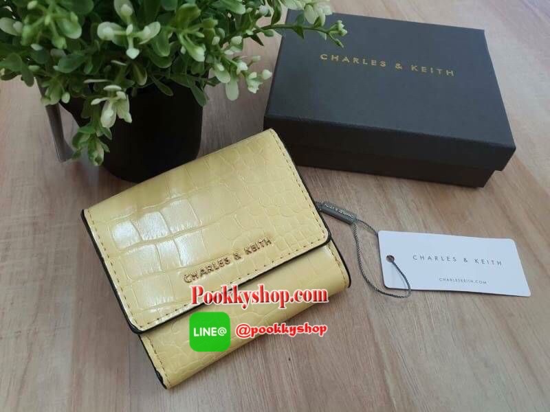 charleskeith Croc effect short wallet กระเป๋าสตางค์ใบสั้นมาด้วยลายหนังจรเข้ ด้านหน้าติดชื่อแบรนด์ รุ่นนี้เป็นแบบ 3 พับ ด้านหลังเป็นช่องใส่เหรียญ สวยสมคำร่ำลือมากๆ เลยจ้า มาครบ 5 สี จัดไปอย่างด่วนเลยจ้า