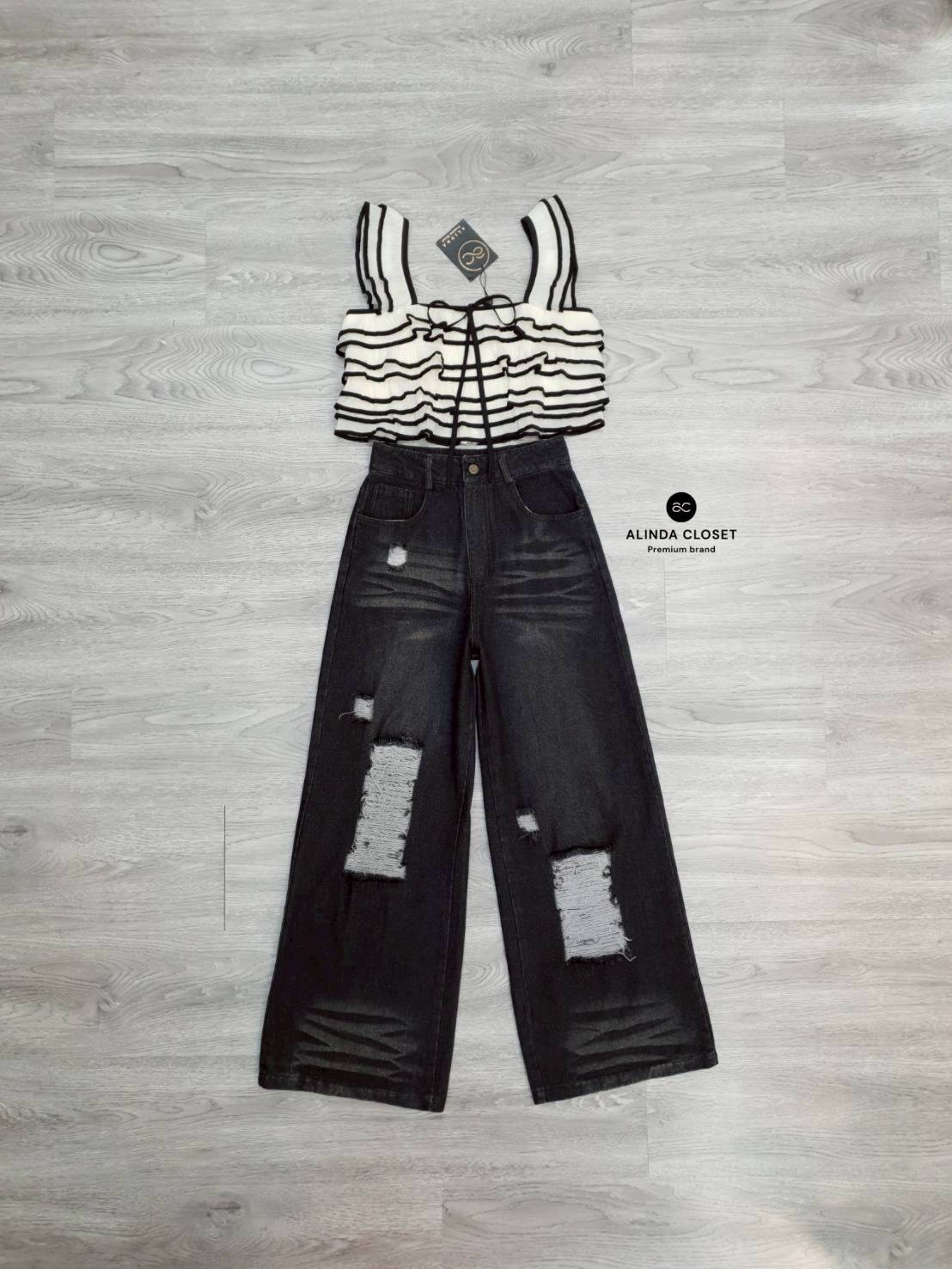 ชุดเซทแฟชั่น ชุดเซ็ทเสื้อสายเดี่ยวทรงครอปสีครีมตัดขอบสีดำ แต่งระบายคู่ที่สายเสื้อ