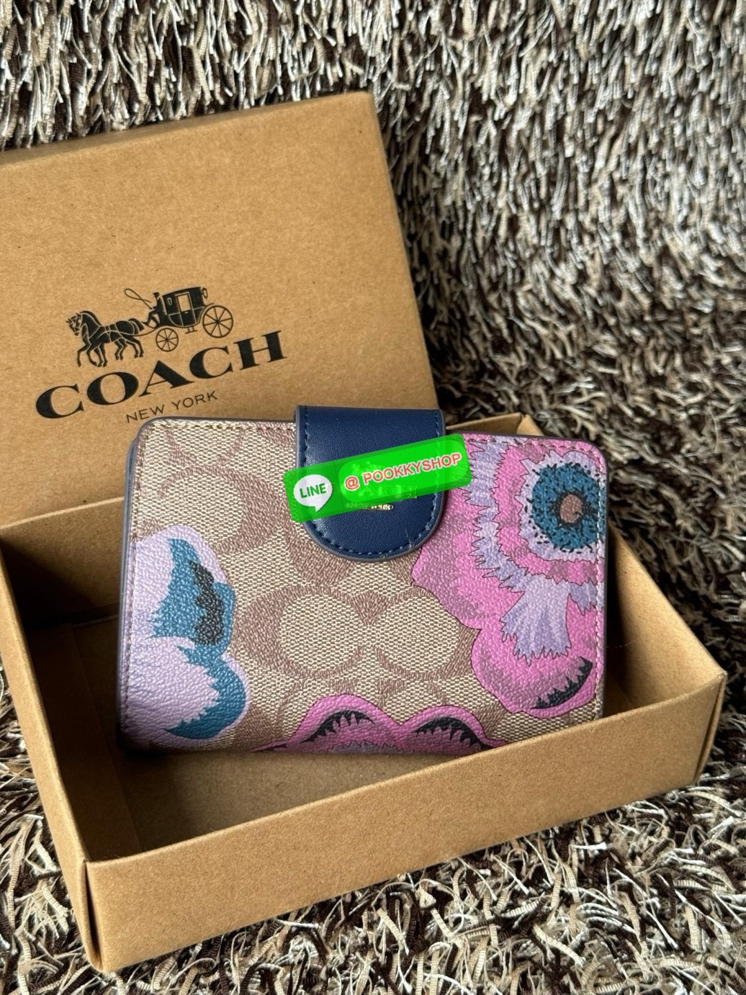 COACH MEDIUM CORNER ZIP WALLET IN SIGNATURE CANVAS กระเป๋าสตางค์ขนาดกลางที่ถือว่าเป็นไอเทม Must Have ของทุกเพศทุกวัยที่ต้องพกติดตัวไว้ตลอดเวลา เพราะนอกจากจะช่วยจัดเก็บเงิน บัตรประชาชน บัตรเครดิตและต่าง ๆ ให้เป็นระเบียบเรียบร้อยยังต้องคำนึงถึงประโยชน์ใช้สอ