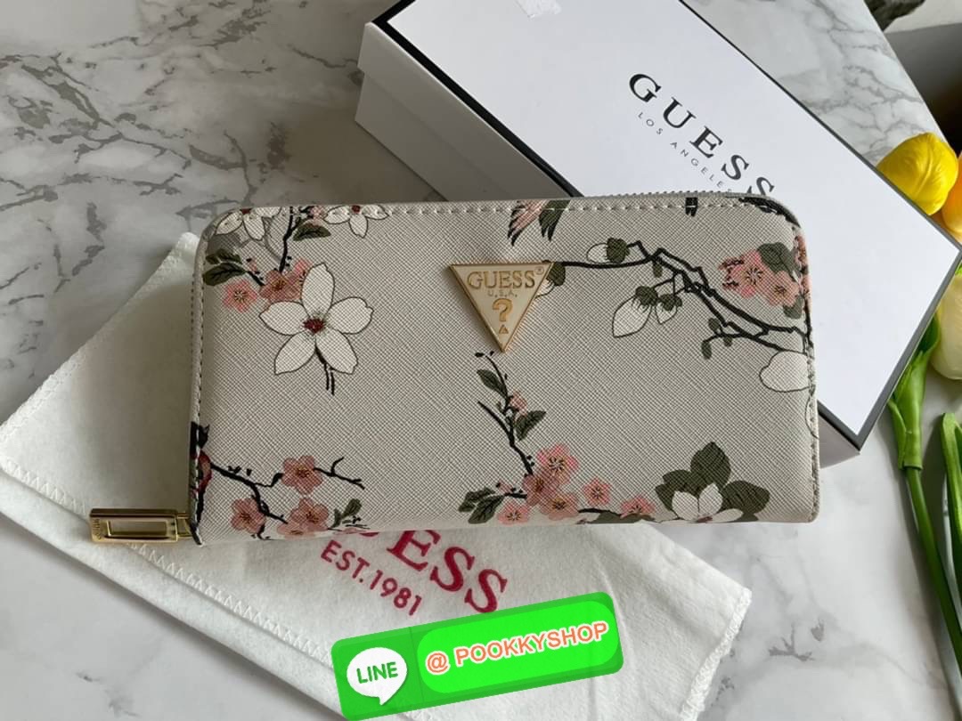 GUESS ABREE PRINTED ZIP-AROUND WALLET กระเป๋าสตางค์ใบยาวหนังซาเฟียโน่พิมพ์ลายดอกสวยหรู ด้านหน้าประดับโลโก้แบรนด์ เปิดปิดด้วยซิป ภายในแบ่งเป็น 3 ช่องหลักใส่ธนบัตรได้ มีช่องซิป 1 ช่อง ช่องใส่บัตร 8 ช่อง และมีช่องด้านหลังใส่บัตรสามารถใสธนบัตรได้อีกด้วย สามาร