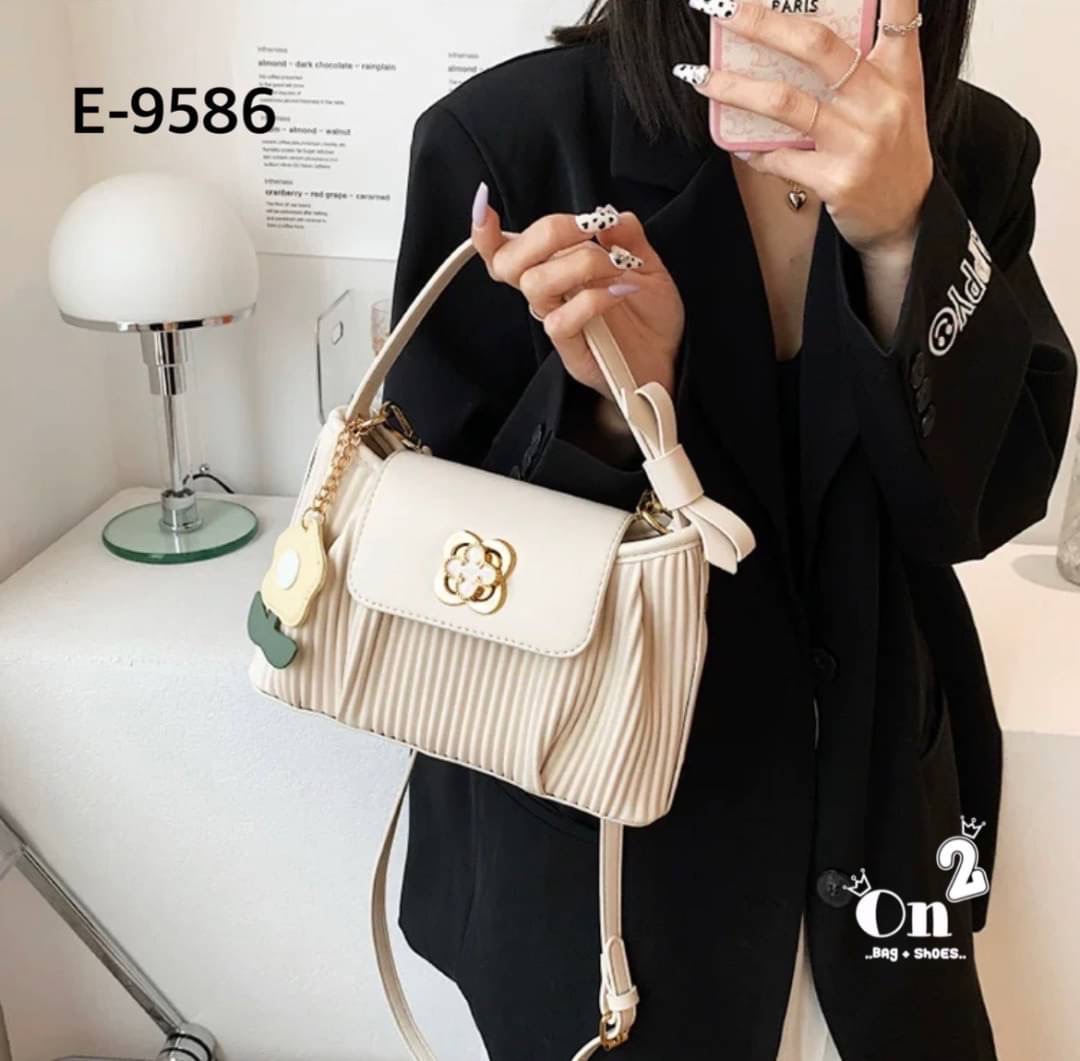 กระเป๋าสไตล์เกาหลีมาใหม่ หนังพลีทเล็กเย็บจีบด้านหน้า อะไหล่เปิดปิดรูปดอกไม้ มาพร้อมพวงกุญแจ+สายสะพายยาว