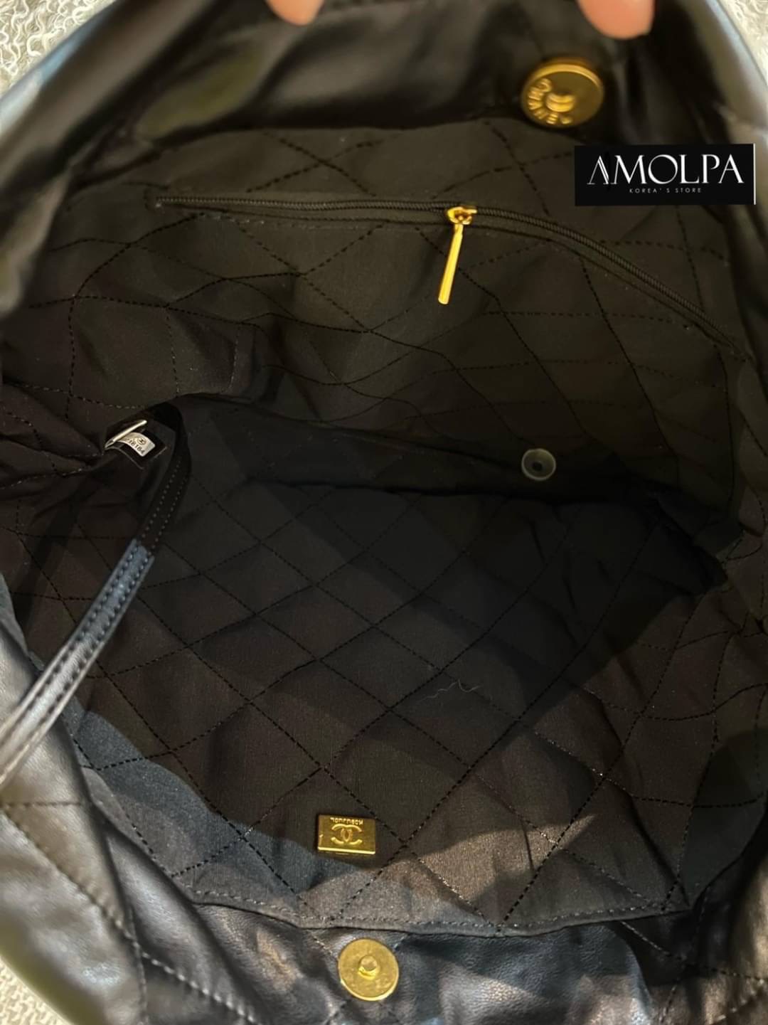 ต้องรีบจัดดด งานดี น้ำหนักดี ไม่เบา ไม่หนักจนเกินไป ไม่มีกลิ่นเหม็นของผ้า จัดเลยน๊า สวยม๊ากกกก กระเป๋า CHANEL 22 HANDBAG ใบสวยหรู หรูมากกก สวยยม๊ากกก งานเหมือนแท้ม๊ากก