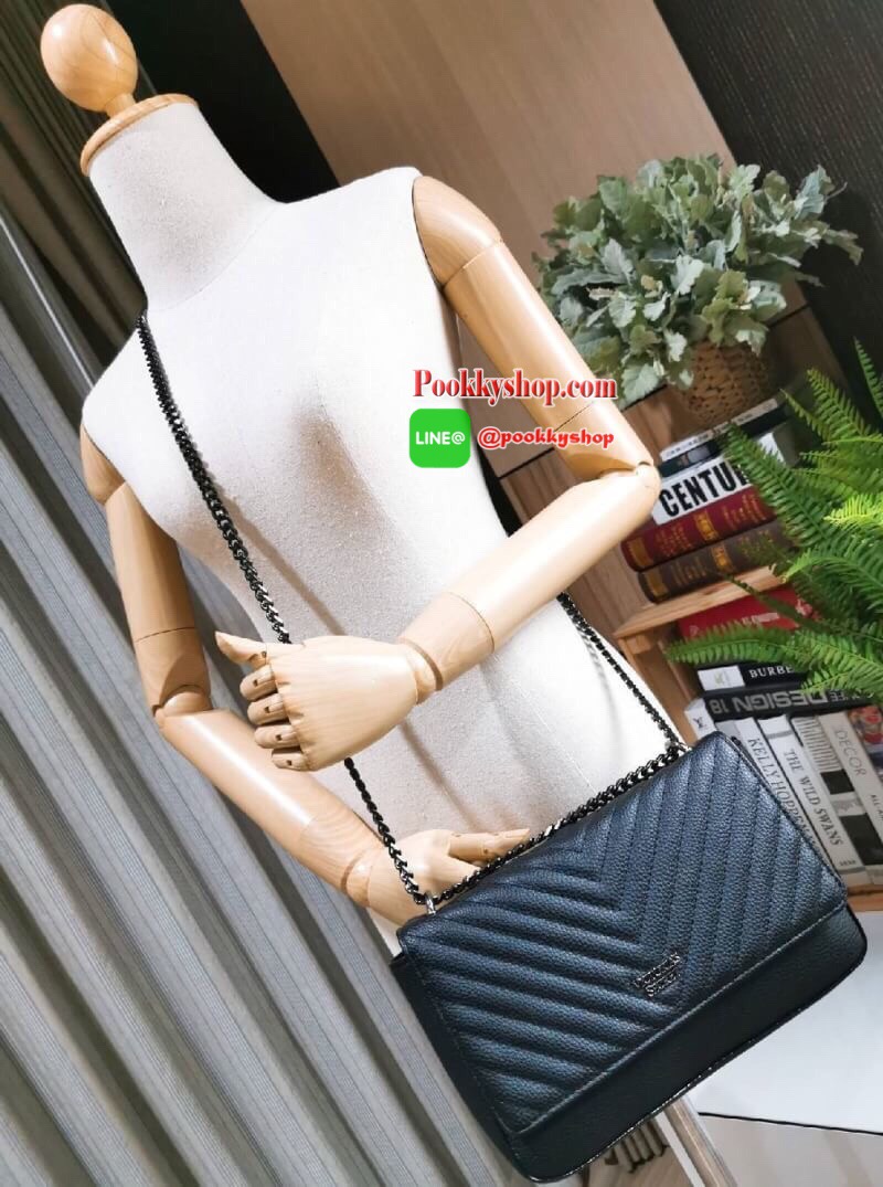 ReStock BEST SELLER! VICTORIA'S SECRET Quilted Chain Crossbody Sling Bag กระเป๋าสะพายรุ่นใหม่ล่าสุดจาก Victoria's Secret วัสดุหนังแกะสังเคราะห์ชึ้นลายริ้วหนังสวยอยู่ทรงไม่ย้วยดีไซน์สุดหรูคุณหนูไฮโซ เปิดปิดด้วยฝาปิดกระดุมแม่เหล็ก ภายในมีโลโก้และช