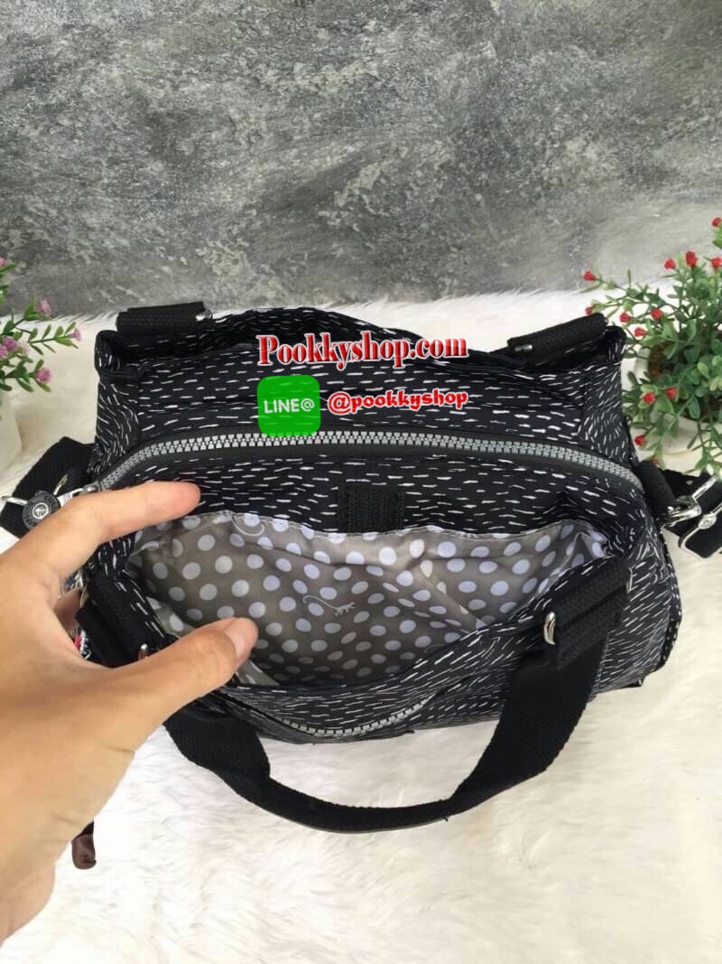 Kipling กระเป๋าสะพาย รุ่น Elysia กระเป๋าสะพาย KIPLING มาพร้อมดีไซน์ทันสมัย และสามารถใช้งานได้อย่างดี เข้ากับทุกการแต่งตัว โดดเด่นด้วยพื้นที่ภายในและช่องต่างๆ ที่ให้คุณจัดเก็บของสำคัญได้ครบถ้วน สามารถสะพายได้หลายแบบ ตามที่คุณต้องการ - สายสะพายสามารถปรับและ