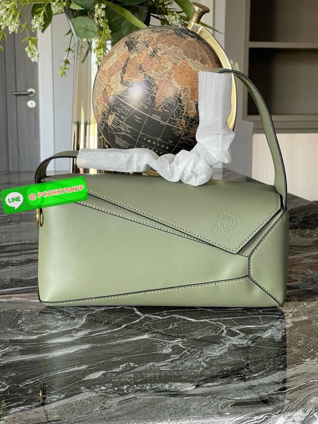 💕Loewe Puzzle Hobo bag กระเป๋ารุ่น Puzzle มีความพิเศษในหลายด้าน ไม่ว่าจะเป็นรูปทรงที่แปลกใหม่ มินิมอลด้วยโลโก้อนาแกรมแบบประทับ ดูหรู เป็นกระเป๋า Unisex ที่ไม่ว่าคุณจะเป็นผู้หญิงหรือผู้ชายก็ใช้งานได้ ลายกระเป๋าได้มาจากการนำหนังมาเย็บต่อกันทั้งหมด ถ