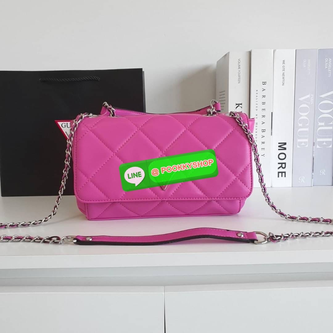 รุ่นใหม่ล่าสุด!! GUESS CESSILY CONVERTIBLE CROSSBODY BAG กระเป๋าสะพายข้าง รูปทรงสวย หนังนิ่มมือมากกก ตกแต่งด้วยโลโก้แบรนด์ด้านหน้า ด้านในเปิดปิดด้วยกระดุมแม่เหล็ก มีช่องซิปแยก+ช่องใส่บัตรฝั่งตรงข้ามอีกช่อง สามารถใส่กระเป๋าสตางค์ยาว โทรศัพท์ได้ทุกรุ่น มาพร