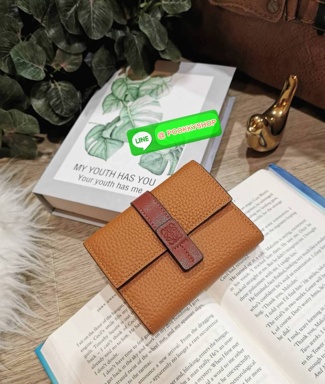 ✴️Don't Miss!✴️NEW! LOEWE SHORT WALLET VIP GIFT WITH PURCHASE กระเป๋าพรีเมี่ยมกิ๊ฟ Limited จาก LOEWE DUTYFREE COUNTER วัสดุหนังแท้เทคเจอร์สวยอยู่ทรงปั้มโลโก้แบรนด์ด้านหน้าเปิดปิดด้วยกระดุม ภายในมีทั้งช่องใส่รูป ช่องใส่ธนบัตร ใส่แบงก์พัน