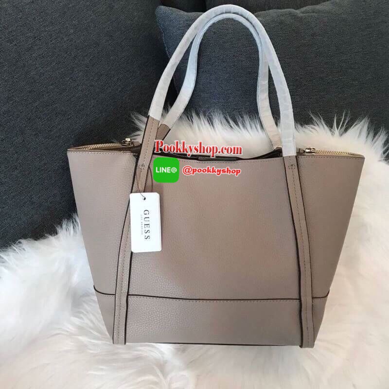 GUESS HEIDI HAMMERED EFFECT BAG 2 in 1กระเป๋าสะพายจาก Guess factory วัสดุ PU คุณภาพดี นิ่ม น้ำหนักเบา ด้านหน้าประดับด้วยโลโก้แบรนด์สุดหรู เปิดปิดกระเป๋าด้วยกระดุมแม่เหล็กและซิป ด้านในโล่งกว้างมีช่องสำหรับใส่ของด้านข้างกระเป๋าเพิ่มอีก2ช่องใช้งาน รุ่นนี้มาพ
