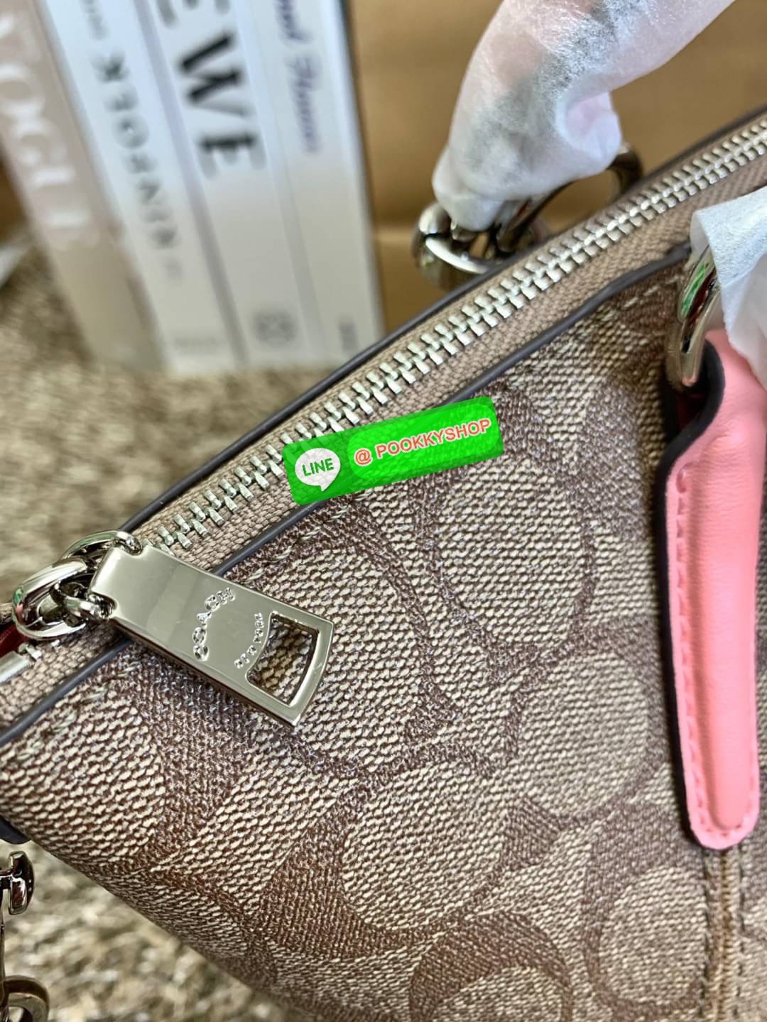 COACH 28989 KELSEY IN SIGNATURE CANVAS SHOULDER BAG กลับมาอีกครั้ง คุณภาพเต็ม100 เหมือนเดิม ไม่หักเลยจ้าา กระเป๋าทรงพัด หิ้วหรือสะพายข้างได้ หนังแท้ลายแคนวาส หนังนิ่มมากๆ สัมผัสแล้วคือใช่เลยจ้าา! เปิด-ปิดกระเป๋าแบบซิป ปากกระเป๋ากว้างหยิบจับสัมภาระง่าย ภาย