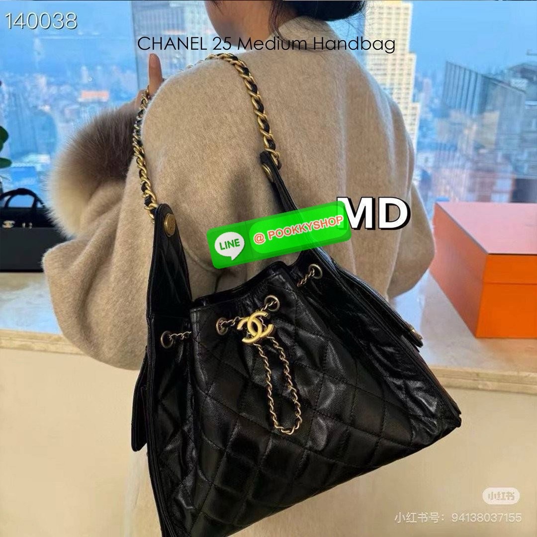 CHANEL 25 Medium Handbag กระเป๋าสะพายทรงโฮโบใบใหญ่ คอลใหม่ล่าสุด ต้อนรับฤดูกาล SPRING-SUMMER 2025 รูปทรงใช้งานได้จริง จุของได้ ถือเก๋ๆ เอวี่เดย์ลุค บอกเลยว่าดีไซน์เก๋มาก สาวๆ เตรียมพุ่งตัวก่อนใครได้เลย ราคาสุดคุ้มที่นี่ที่เดียวค่า