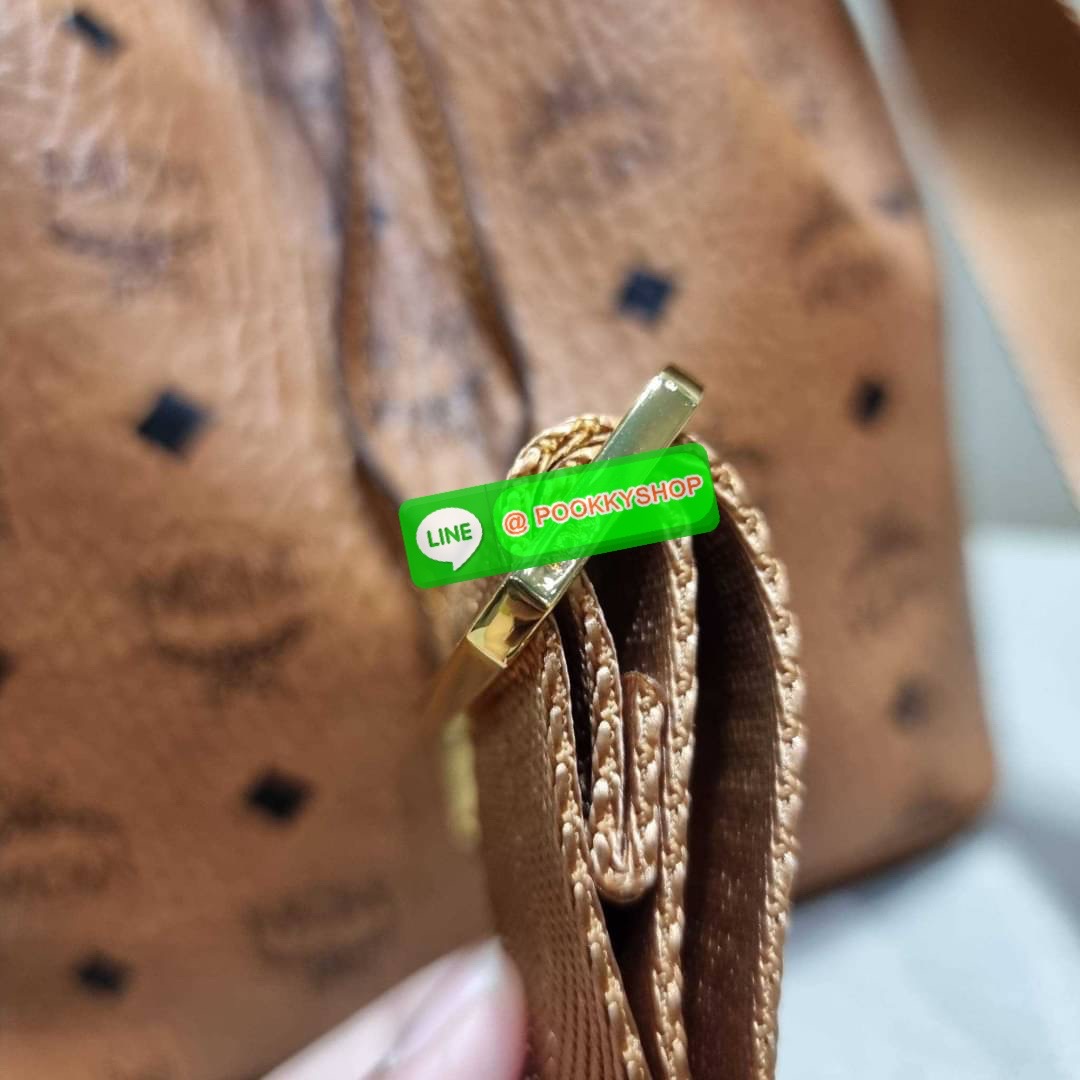 MCM MEDIUM ESSENTIAL DRAWSTRING BAG IN VISETOS กระเป๋าสะพายทรง bucket ไซส์ medium ใบใหญ่กำลังดี รูดเปิด-ปิดด้วยหนัง และยังมีกระดุมแม่เหล็กติดกันของหล่น พิเศษที่มีสายสะพายให้ 2 แบบ สายคล้องไหล่หรือถือได้ และสายสปอร์ตสะพายข้าง วัสดุหนังแคนวาสคุณภาพดี ภายในโ