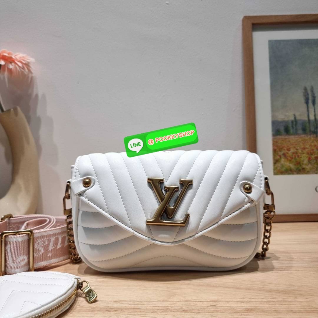 🔆 Model LV new wave pochette multi bag 🔆 Details กระเป๋าสะพายมัลติฟังก์ชั่น พรีเมี่ยมกิ๊ฟสุดหรู คุ้มจาก dutyfree มาพร้อม box set รับรองว่าดีงาม ลูกเล่นคลาสสิคผสานความวินเทจ มีสายสะพายให้ 2 เส้น และกระเป๋าใบลูก เล็กน่ารัก ภายในเป็นช่องโล่ง