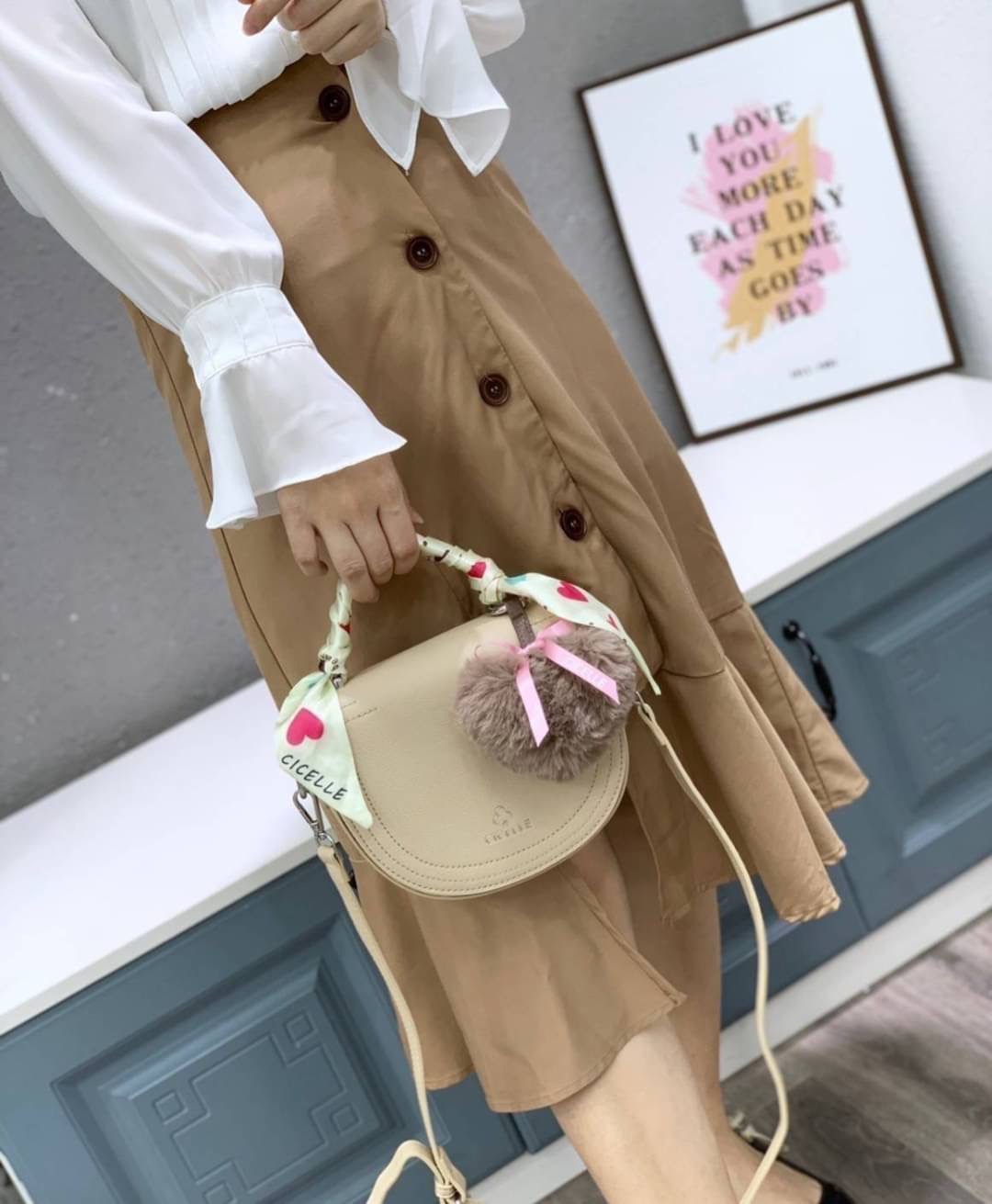 รุ่นแม่หนิง พร้อมส่ง กระเป๋าแบรนด์ CICELLE (ซี-เซล) สไตล์ Modern Luxury รุ่นแม่หนิง 🎀หนัง PU PREMIUM 🎀หนังเรียบเนียนสวยมากค่ะ 🎀มีสายสะพายยาวปรับระดับได้