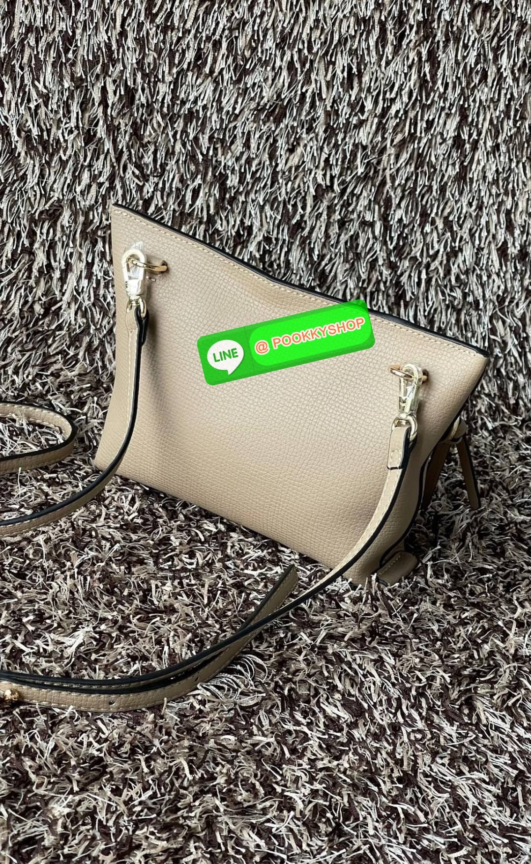 Longchamp MAILBOX Crossbody bag XS ดีไซน์ทรงคลัทช์ที่มีเส้นรูปทรงเรขาคณิตนี้จะรองรับสิ่งของจำเป็นทั้งหมดของคุณ มาพร้อมสายสะพายไหล่แบบปรับได้และถอดออกได้ สวมใส่ได้หลากหลายวิธีเพื่อเพลิดเพลินกับค่ำคืนของคุณอย่างอิสระ ได้แรงบันดาลใจมาจากMAILBOX การเย็บตะเข็บ