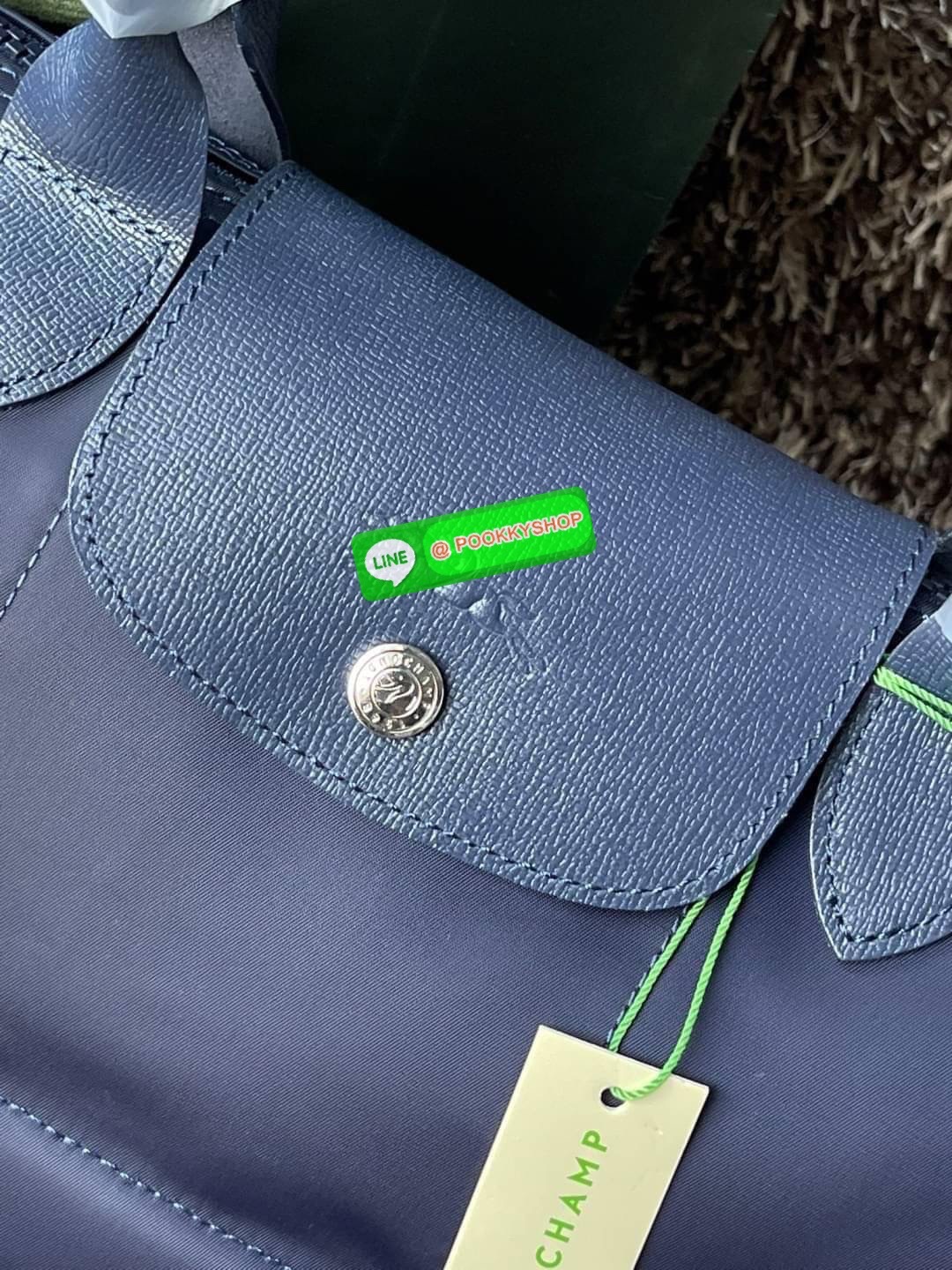 💕Longchamp LE PLIAGE NÉO TOP HANDLE BAG (small size) อีกหนึ่งรุ่นยอดนิยม ที่สาวๆ ต้องมีไว้เก็บไว้สักใบ กระเป๋าโท้ทใบนี้ มาพร้อมกับสีที่มีสไตล์เรียบง่าย มีสายสะพายยาวปรับสั้นยาวได้ช่วยให้คุณสามารถสะพายไหล่ได้อย่างสบาย ในตัวสายปักโลโก้อันเป็นสัญลักษ